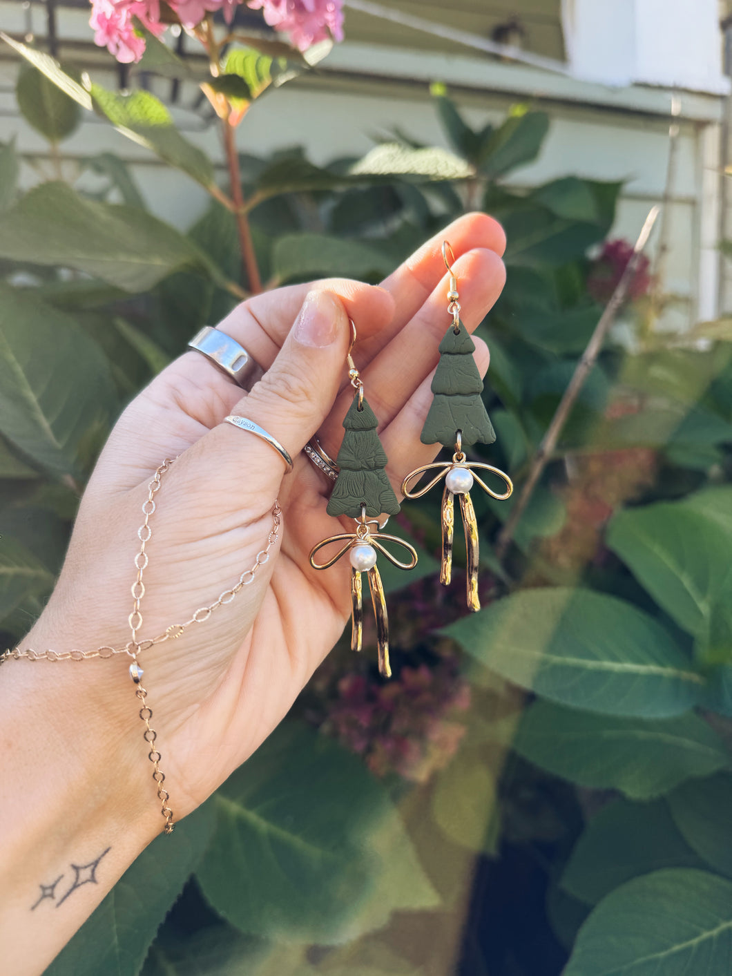 ROCKIN’ AROUND THE CHRISTMAS TREE